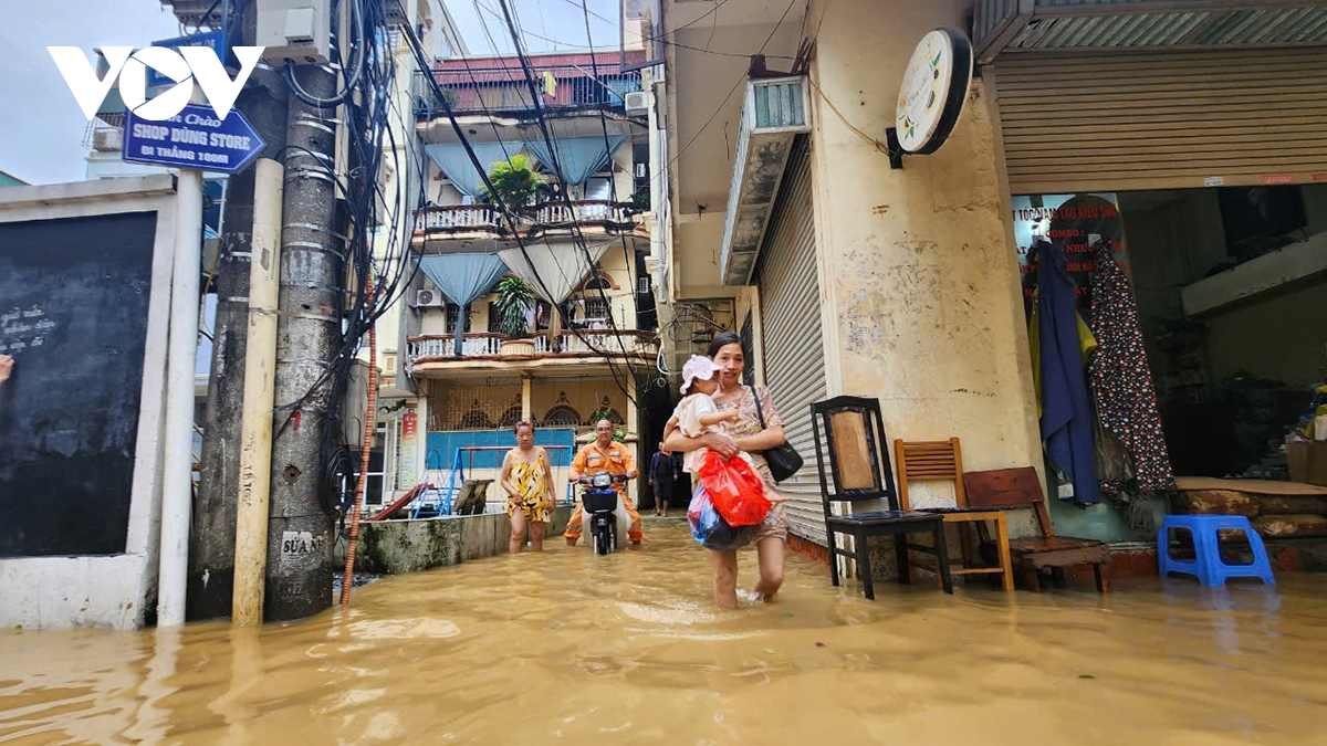 Nước sông Hồng bắt đầu tràn vào khu dân cư ở Chương Dương, Hoàn Kiếm qua đường ống cống